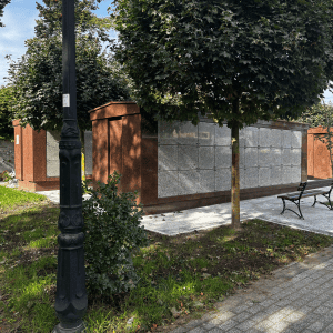 widok kolumbariów na cmentarzu wraz z architekturą cmentarną